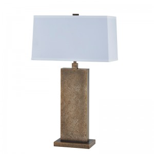 Lampa decorativă de masă antică de fier la intrarea în spațiul public