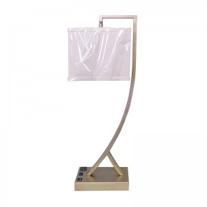 Lampa de birou de finisare din argint antic, cu un comutator de balansoar ON/off, o priză convenabilă și un port de încărcare USB la camera de oaspeți