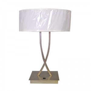 Două lampă de birou cu finisaj argintiu cu un comutator de pe oaspeți pe oaspeți la camera de oaspeți